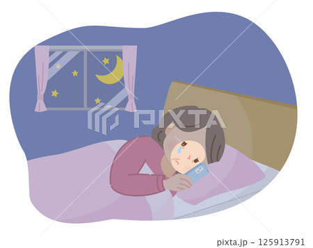 夜ベッドの中でスマホを見る不安な顔の中年女性 夜ベッドの中でスマホを見る不安な顔の中年女性 125913791