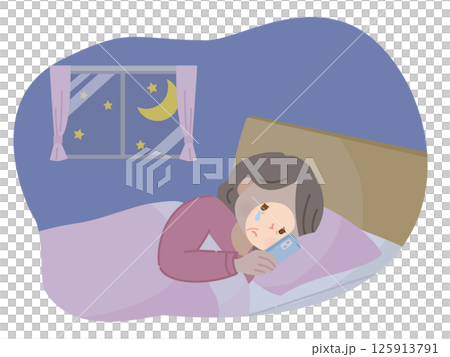 夜ベッドの中でスマホを見る不安な顔の中年女性 夜ベッドの中でスマホを見る不安な顔の中年女性 125913791