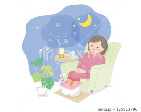 夜寝る前に足湯でリラックスする女性 125913796