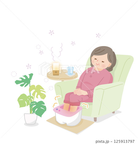 足湯でリラックスする女性 125913797