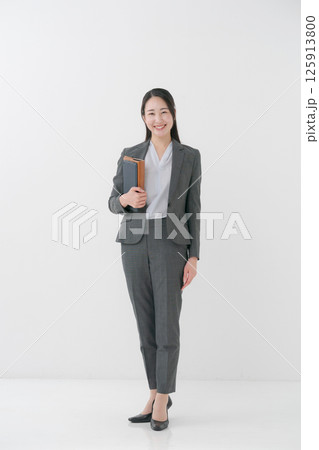 ファイルを持つビジネスウーマン 125913800