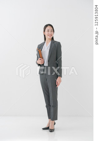 ファイルを持つビジネスウーマン ファイルを持つビジネスウーマン 125913804