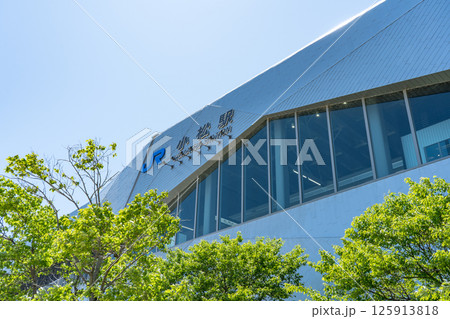 北陸新幹線小松駅の駅舎｜霊峰白山の雪山をイメージした外観デザイン｜2025年5月｜石川県小松市 125913818