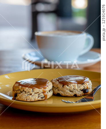 キャラメルソースをかけたスコーン 125914076