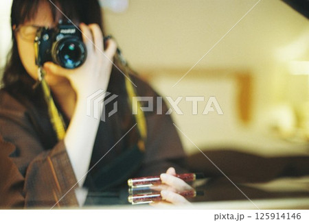 カメラで写真を撮る女性 カメラで写真を撮る女性 125914146