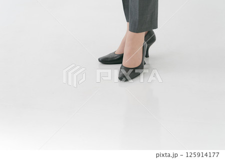 スーツ女性の足元 125914177