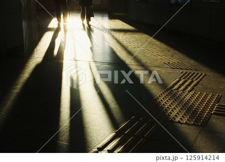 夕方のホームに差し込む光 125914214