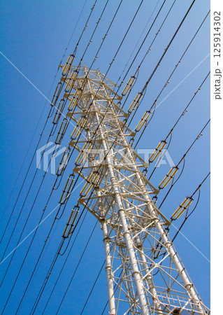 送電線の鉄塔 送電線の鉄塔 125914302