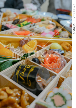 カラフルなおせち料理 カラフルなおせち料理 125914323