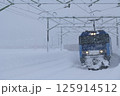 雪の上越線を走る貨物列車 125914512