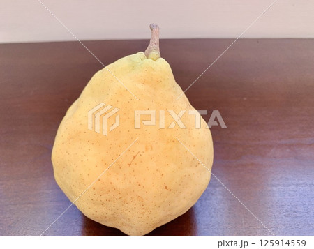 写真素材: テーブルに置かれた洋梨 ルレクチェ 写真素材: テーブルに置かれた洋梨 ルレクチェ 125914559