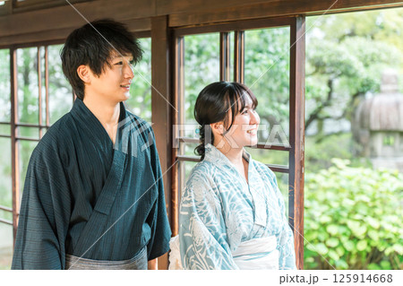 旅行で温泉旅館・宿坊・古民家の縁側を歩く夫婦・カップル 旅行で温泉旅館・宿坊・古民家の縁側を歩く夫婦・カップル 125914668