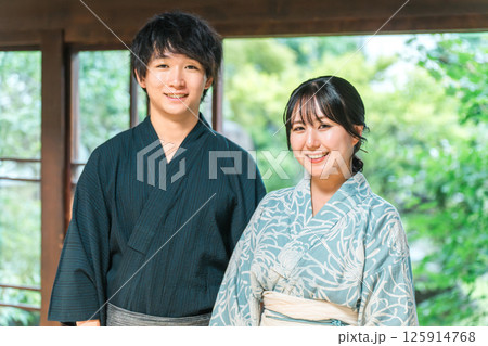 日本家屋の縁側に座る浴衣姿のアジア人カップル・夫婦 日本家屋の縁側に座る浴衣姿のアジア人カップル・夫婦 125914768