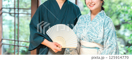 日本家屋の縁側に座る浴衣姿のアジア人カップル・夫婦 125914770