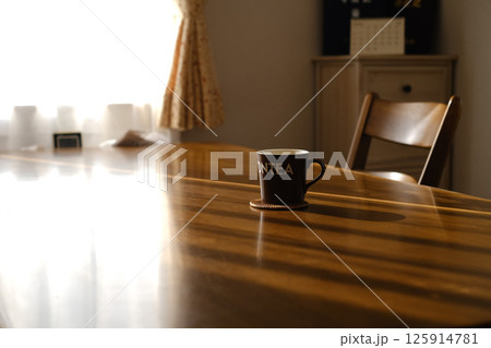 テーブルの上のマグカップ 125914781