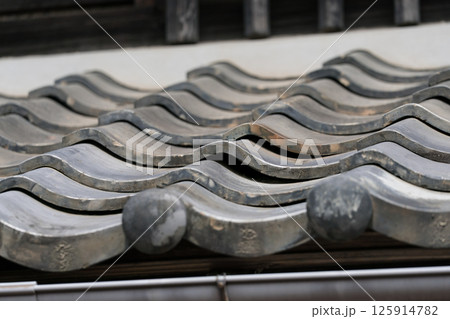 隙間の空いた瓦屋根 隙間の空いた瓦屋根 125914782