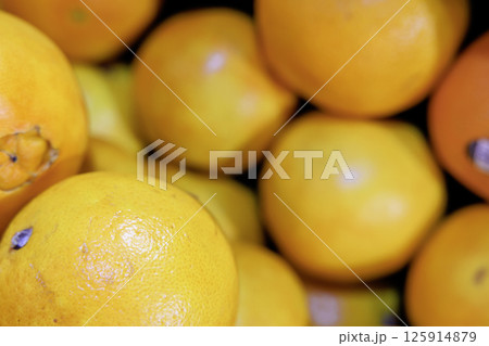 市場で売られている沢山のオレンジ 125914879