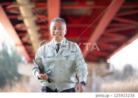 ベテラン現場監督 125915238