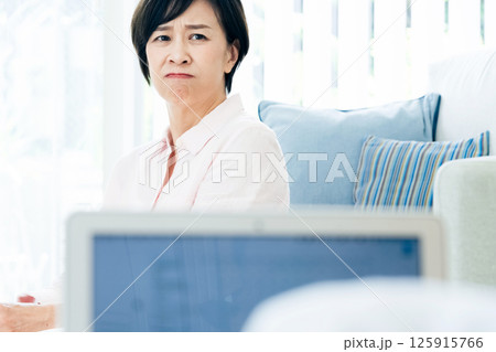 夫に不満を感じる中高年女性 125915766