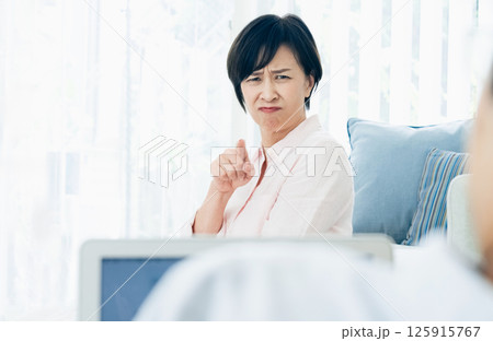 夫に不満を感じる中高年女性 夫に不満を感じる中高年女性 125915767
