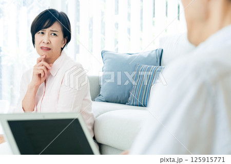 夫に不満を感じる中高年女性 125915771