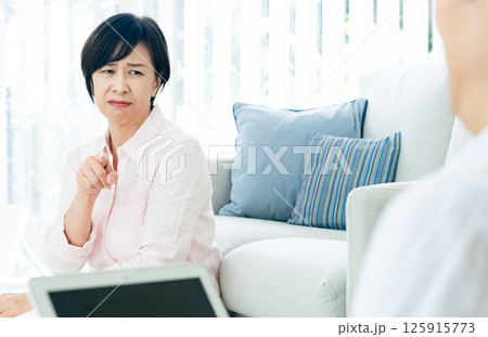 夫に不満を感じる中高年女性 125915773