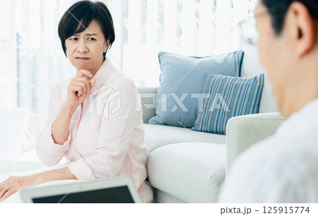 夫に不満を感じる中高年女性 125915774