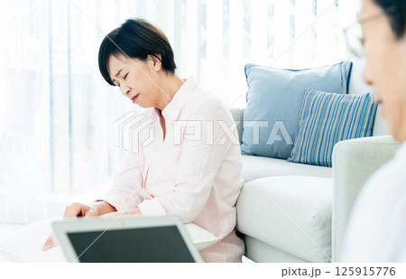 夫に不満を感じる中高年女性 夫に不満を感じる中高年女性 125915776