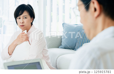 夫に不満を感じる中高年女性 夫に不満を感じる中高年女性 125915781
