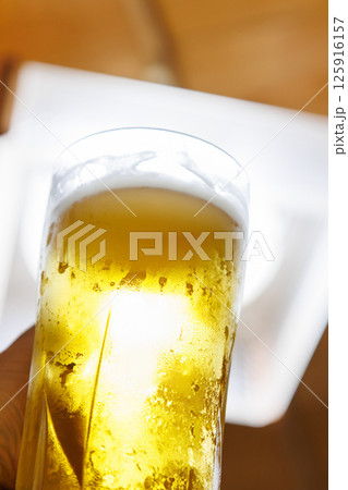 ジョッキの生ビールで乾杯。ヒリゾ浜中木南伊豆町伊豆半島静岡県2024 ジョッキの生ビールで乾杯。ヒリゾ浜中木南伊豆町伊豆半島静岡県2024 125916157
