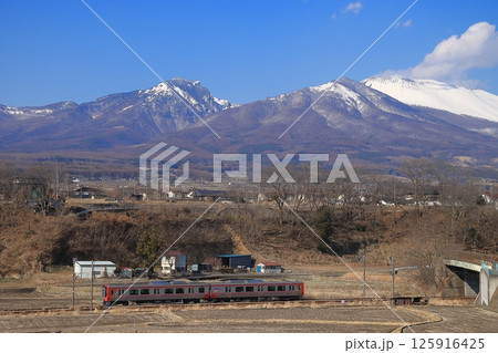 冠雪した浅間山を背景に駆け抜けるしなの鉄道SR1系電車_2025/2/10撮影 冠雪した浅間山を背景に駆け抜けるしなの鉄道SR1系電車_2025/2/10撮影 125916425