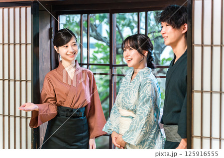 老舗の温泉旅館・高級旅館・宿坊で観光客に接客する仲居さん・女将さん 老舗の温泉旅館・高級旅館・宿坊で観光客に接客する仲居さん・女将さん 125916555