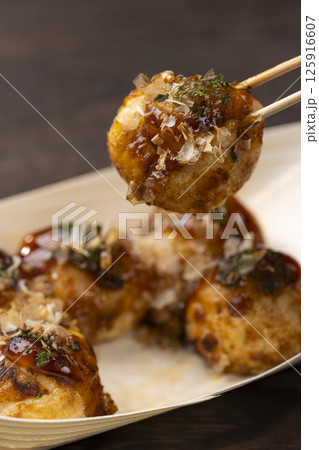 たこ焼きを竹串で刺して持ち上げる様子 125916607