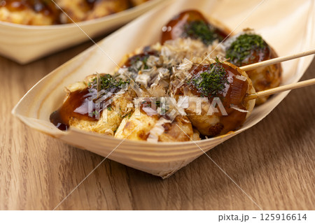 たこ焼きを竹串で刺して持ち上げる様子 125916614