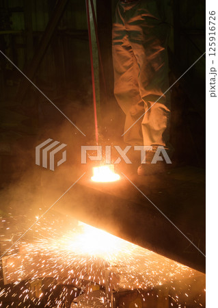 鉄を溶断する職人の男性 町工場 加工 切断 鉄を溶断する職人の男性 町工場 加工 切断 125916726