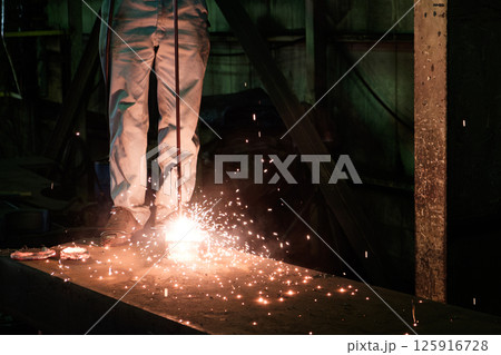 鉄を溶断する職人の男性　町工場　加工　切断 125916728