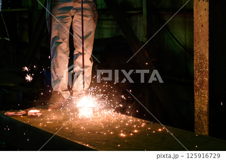 鉄を溶断する職人の男性　町工場　加工　切断 125916729