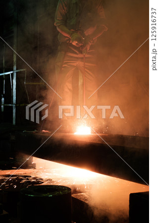 鉄を溶断する職人の男性　町工場　加工　切断 125916737