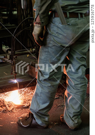鉄を溶断する職人の男性　町工場　加工　切断 125916778