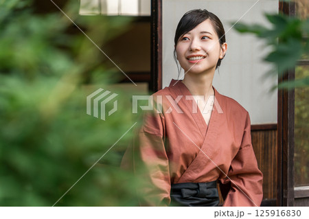 老舗の温泉旅館・高級旅館・宿坊で働く仲居さん・女将さん 125916830