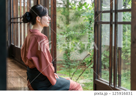 老舗の温泉旅館・高級旅館・宿坊で働く仲居さん・女将さん 老舗の温泉旅館・高級旅館・宿坊で働く仲居さん・女将さん 125916831