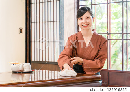 老舗の温泉旅館・高級旅館・宿坊で働く仲居さん・女将さん 老舗の温泉旅館・高級旅館・宿坊で働く仲居さん・女将さん 125916835