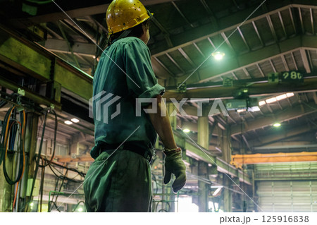 工場と作業着の男性の後姿 工場と作業着の男性の後姿 125916838