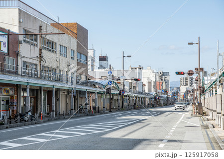 人通りが少ない地方の商店街（イメージ） 125917058