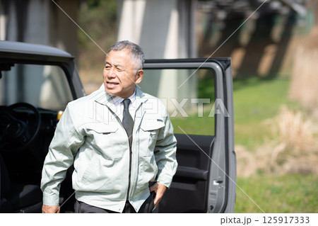 四輪駆動車から降りる職員 125917333