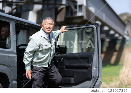 四輪駆動車から降りる職員 四輪駆動車から降りる職員 125917335