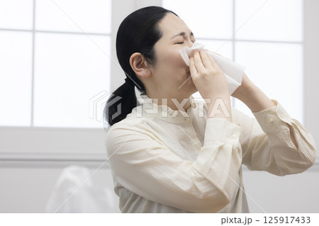 鼻をかむ女性 鼻をかむ女性 125917433