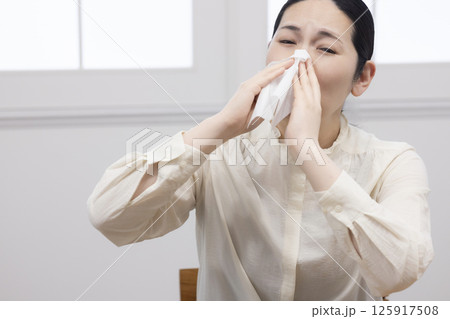 鼻をかむ女性 125917508