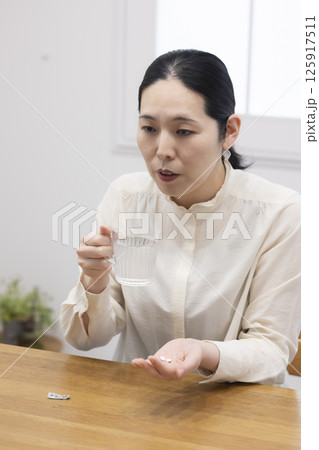 薬を飲む女性 薬を飲む女性 125917511
