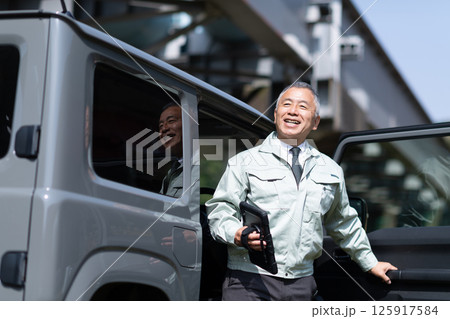 現場に到着した職員 125917584